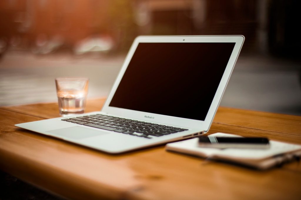 macbook air, laptop, apple-2628552.jpg